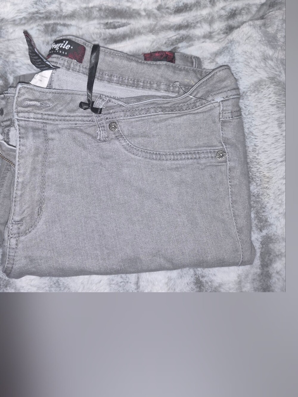 Fragile women’s size 20 skinny jeans in a versatile washed gray. Classic 5-pocke